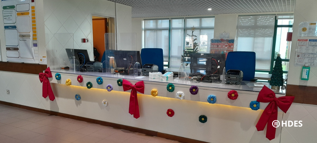 A entrada principal do HDES está lindamente decorada para o Natal